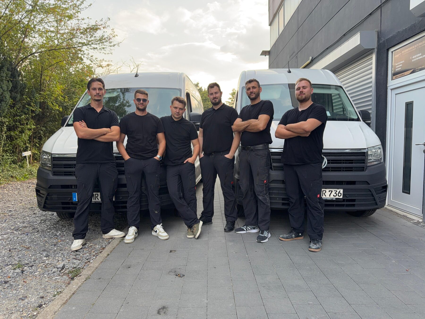 Ekipa Infinity Solutions pred servisnimi vozili