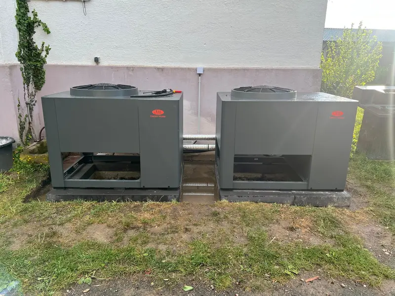Zunanji enoti hladilnega sistema ob objektu