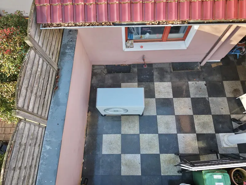 Toplotna črpalka z izvedeno cevno povezavo ob stanovanjski hiši