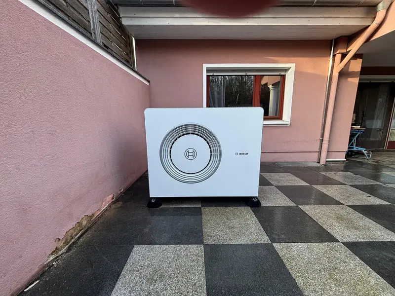 Zunanja enota toplotne črpalke na terasi